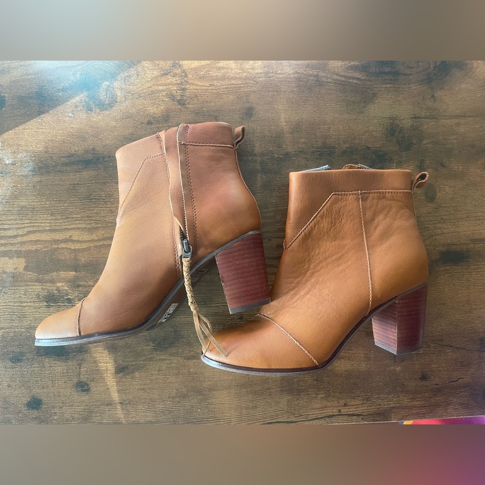 Toms Leather booties tan zip up size 9 ankle boots